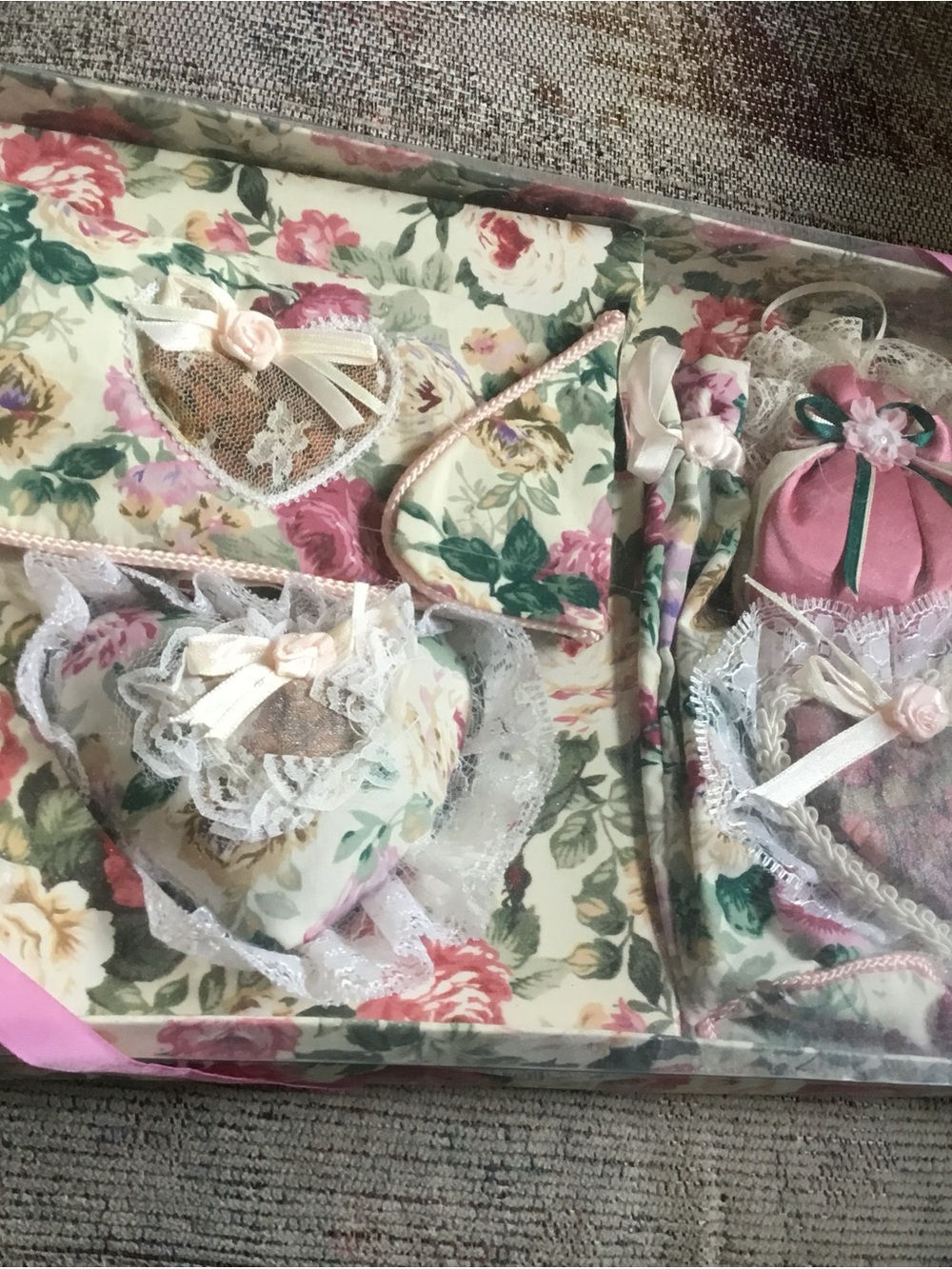 4 Pieces Floral Heart Sachet Dry Flowers Set with Lace & Ribbon Roses